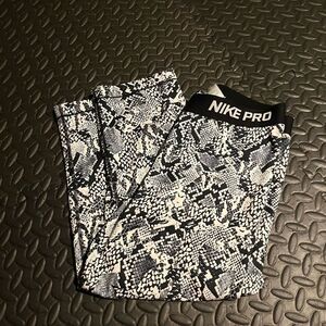 nike cropped leggings size large black and white snake print
